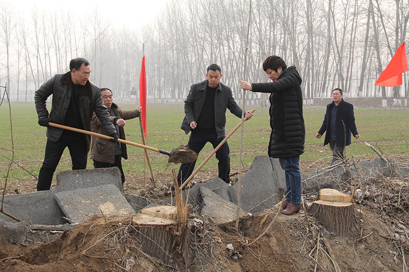 博農(nóng)集團(tuán)領(lǐng)導(dǎo)、基層黨政負(fù)責(zé)人等同志積極參加植樹活動(dòng)